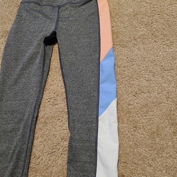 c & C California Gray Capri Yoga Pants, size X-small - Picture 2 of 4